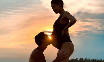 Kim Lý lần đầu khoe khoảnh khắc hạnh phúc bên bà bầu Hồ Ngọc Hà, bụng lớn thấy rõ chẳng cần phải giấu giếm