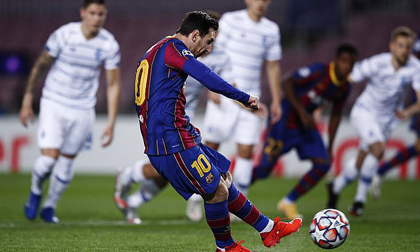 Messi và Pique lập công, Barcelona thắng khó ở Nou Camp