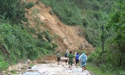 Lở núi kinh hoàng ở Quảng Nam: Cấm đường, chuyển 2 người bị thương nặng lên tuyến trên