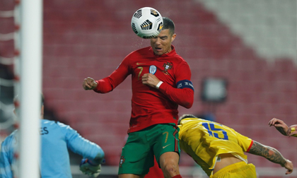 Ronaldo ghi bàn trong chiến thắng 7-0 của Bồ Đào Nha