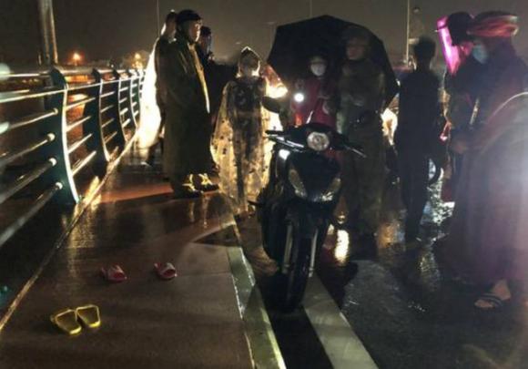 Quảng Ngãi: Mâu thuẫn gia đình, mẹ ôm 2 con lên cầu giữa lúc nước lũ dâng cao, để lại xe máy và 2 đôi dép