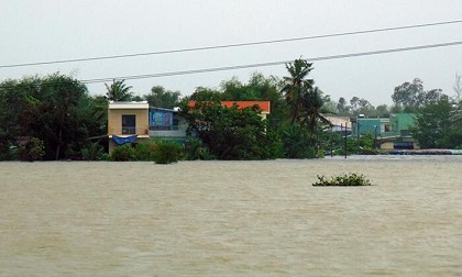 Hai mẹ con qua dòng lũ bị nước cuốn trôi, người mẹ tử vong thương tâm