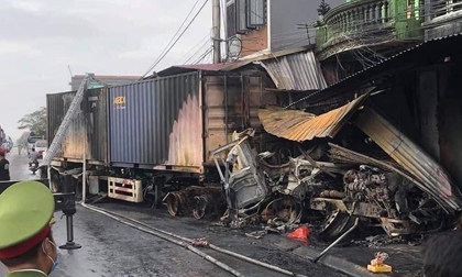 2 xe container va chạm khiến 3 nhà dân bốc cháy, tài xế tử vong tại chỗ