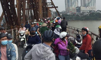 Hà Nội: Sau cuộc cãi vã với người phụ nữ, một nam giới bất ngờ nhảy từ cầu Long Biên tự tử