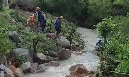 Khánh Hòa: Cha và 2 con nhỏ chết thảm vì bị nước lũ cuốn trôi