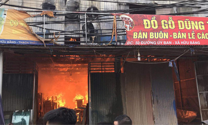 Hà Nội: Hỏa hoạn kinh hoàng thiêu rụi nhiều nhà xưởng sản xuất đồ gỗ