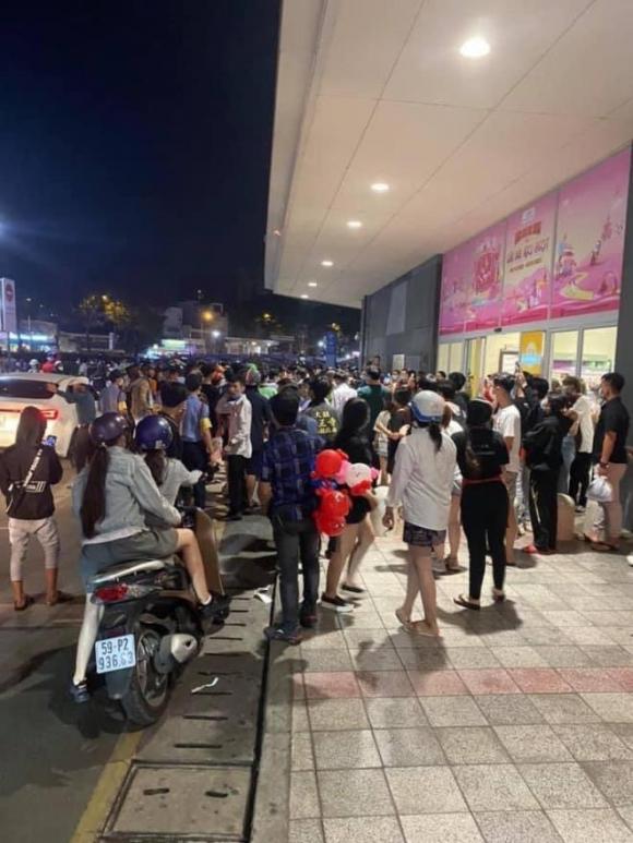 Nổ súng trấn áp vụ hỗn chiến trước trung tâm thương mại Aeon Tân Phú