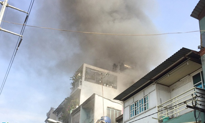 Cháy nhà giữa trung tâm TP.HCM, người dân ôm tài sản tháo chạy