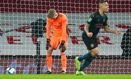 Arsenal tiếp tục thua thảm, bị Man City đá văng khỏi Cúp Liên đoàn