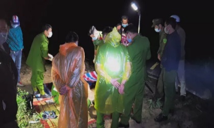 Tìm kiếm tung tích thi thể không còn nguyên vẹn, trôi trên sông