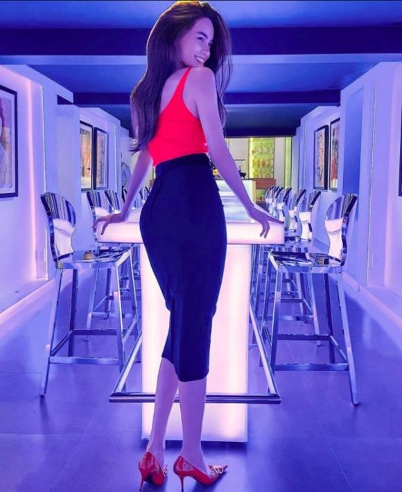 Hà Hồ khiến hội chị em 'phục sát đất' khi khoe cận cảnh vóc dáng chuẩn đồng hồ cát sau sinh