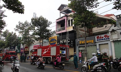 Cháy cửa hàng giày da lớn ở Bình Dương