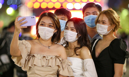 Người dân TP HCM đổ về phố đi bộ Nguyễn Huệ chào đón năm mới 2021