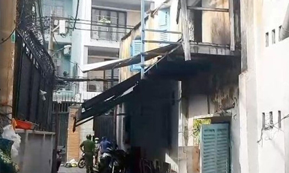 Giải cứu 2 người bị mắc kẹt trong căn nhà bốc cháy dữ dội ở TP.HCM