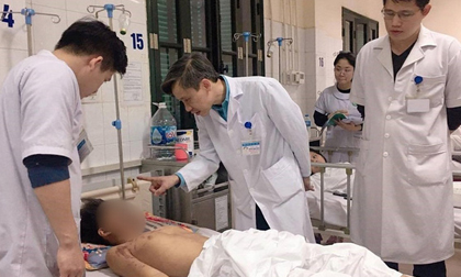 Mua bột về chế tạo pháo tại nhà, thiếu niên 15 tuổi dập nát bàn tay