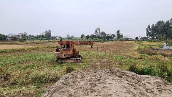 Vụ máy ép cọc công trình đổ sập khiến 4 cháu nhỏ thương vong ở Bắc Ninh: Xót xa kẻ đầu bạc tiễn người đầu xanh - Ảnh 1.