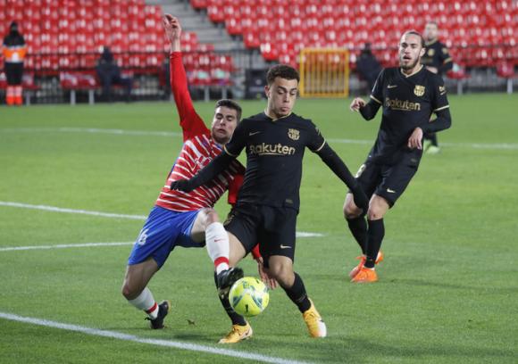 Messi và Griezmann bắn hạ Granada, Barcelona lên Top 3 La Liga - Ảnh 1.