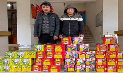 Bắt 2 đối tượng vận chuyển gần 100kg pháo hoa nổ