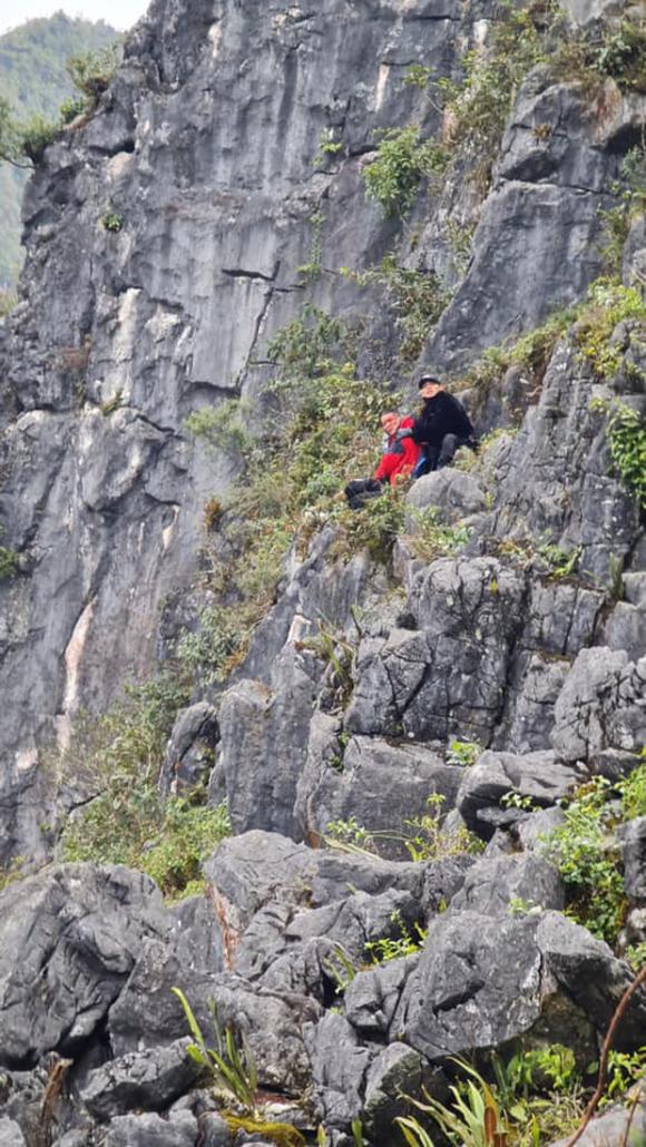 Nam du khách trượt chân rơi xuống khe đá khi chụp ảnh tại 'mỏm đá tử thần' kể lại giây phút thoát chết thần kỳ - 1
