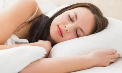 Thói quen gối đầu khi ngủ tưởng tốt nhưng lại cực hại sức khỏe