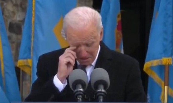 Ông Biden xúc động rơi nước mắt trước khi đến Washington nhậm chức - Ảnh 1.