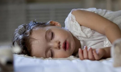 4 dấu hiệu khi ngủ cảnh báo trẻ bị thiếu canxi nghiêm trọng: Không bổ sung ngay con sẽ thấp bé, chậm lớn