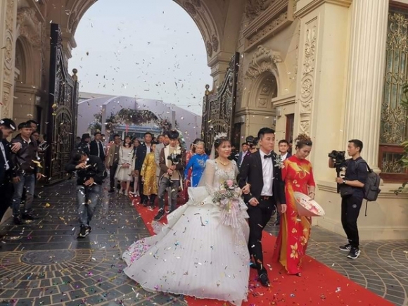 Chân dung cô dâu chú rể 'trâm anh thế phiệt' trong đám cưới khủng tại lâu đài dát vàng ở Ninh Bình - 1