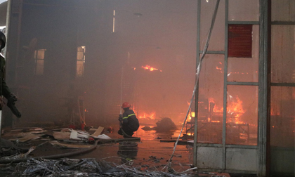 Gặp hỏa hoạn, xưởng gỗ 1.300 m2 nằm sâu trong khu dân cư gần như cháy rụi