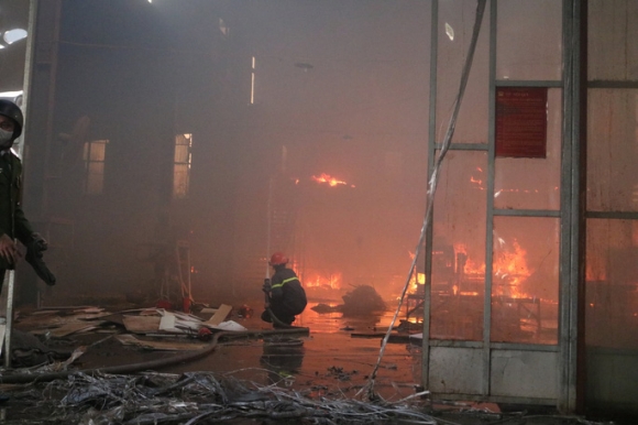 Gặp hỏa hoạn, xưởng gỗ nằm sâu trong khu dân cư gần như cháy rụi - Ảnh 2.