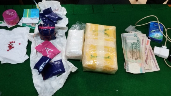 Bắt 2 đối tượng vận chuyển 10.000 viên ma túy ở Quảng Bình - 1