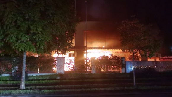 Hà Nội: Ngọn lửa bao trùm trung tâm thể thao gần SVĐ Mỹ Đình trong đêm 30 Tết