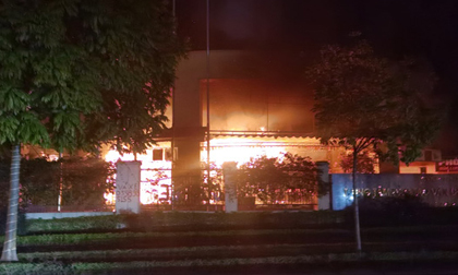 Hà Nội: Ngọn lửa bao trùm trung tâm thể thao gần SVĐ Mỹ Đình trong đêm 30 Tết