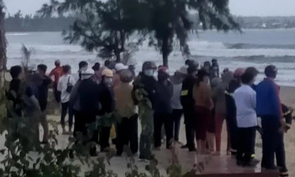 Tắm biển Mỹ Khê, 1 học sinh mất tích, nhân viên nhà hàng chạy ra cứu cũng bị đuối nước