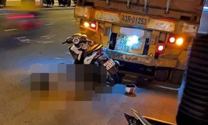 Thanh niên chạy Exciter chết thảm khi tông vào đuôi container đang dừng bên làn dành cho xe máy