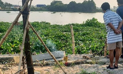 Tá hỏa phát hiện thi thể trùm kín đầu lẫn trong đám lục bình ở sông Sài Gòn