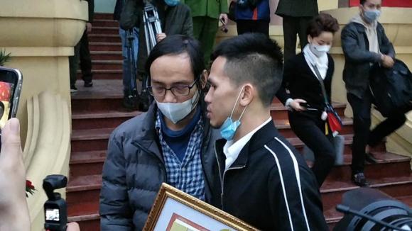 Bố của bé gái 3 tuổi rơi từ tầng 12A chung cư xuống nói gì khi con được cứu sống?