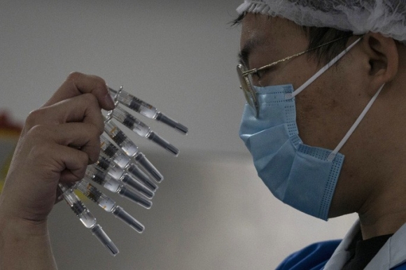 Nghịch lý đắng lòng của vắc-xin Covid-19 Trung Quốc - Ảnh 2.