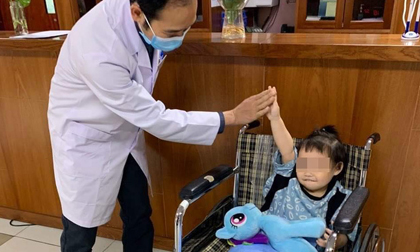 Bé gái 3 tuổi rơi từ tầng 12 chung cư được ra viện sau 5 ngày: 'Đây thực sự là niềm hạnh phúc quá lớn lao của gia đình'