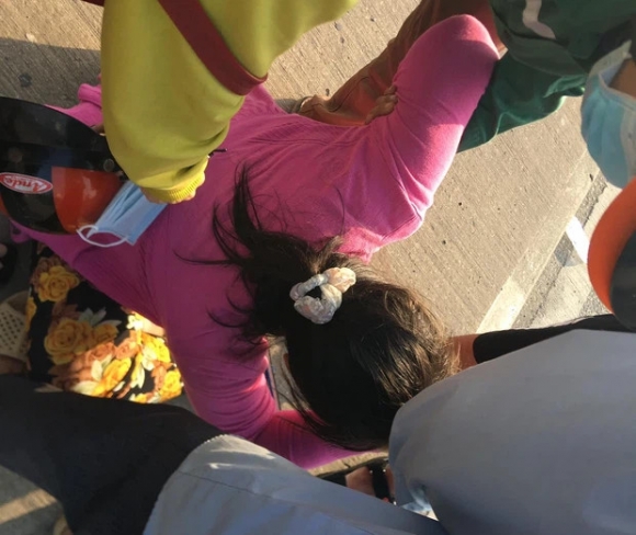 TP.HCM: Con gái bật khóc ôm thi thể cha tại hiện trường tai nạn giao thông