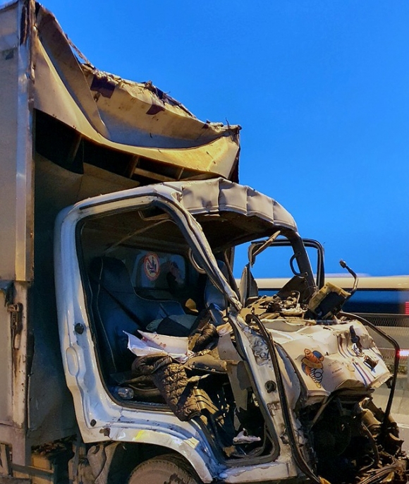 Xe tải đâm vào đuôi xe đầu kéo trên cầu Thanh Trì, 3 người bị thương nặng, mắc kẹt trong cabin xe nát bét - 1