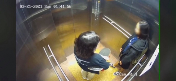Tài xế xe ôm kể lại cuộc cãi vã của 2 cô gái trước khi đi thang máy lên tầng 20 và rơi xuống đất tử vong