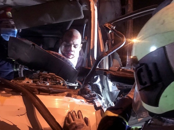 Xe tải đâm vào đuôi xe đầu kéo trên cầu Thanh Trì, 3 người bị thương nặng, mắc kẹt trong cabin xe nát bét