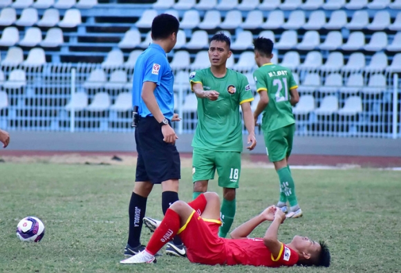 Khiêu khích trọng tài, thủ môn Cần Thơ bị VFF cấm thi đấu 3 trận, phạt 10 triệu đồng - Ảnh 2.