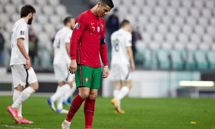 Ronaldo phung phí cơ hội, Bồ Đào Nha nhọc nhằn thắng đội tuyển hạng 108 nhờ bàn phản lưới nhà hy hữu
