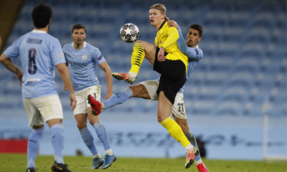 Man City thoát hiểm trước Dortmund, cộng đồng mạng sốc với trọng tài
