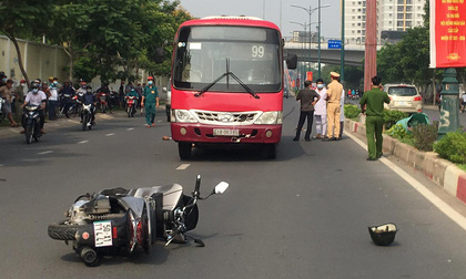 TP.HCM: Nâng xe buýt, đưa thi thể người đàn ông mắc kẹt dưới gầm ra ngoài