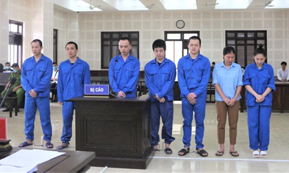 Tổ chức cho 14 người Trung Quốc ở “chui” để đánh bạc, 2 cô gái chia nhau gần 18 năm tù