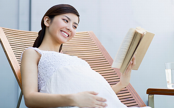 Mẹ bầu nên thường xuyên đọc sách