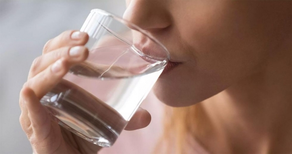 Vừa ngủ dậy buổi sáng đừng bao giờ uống nước lọc theo 2 cách này vì có thể làm hại dạ dày, gây ung thư