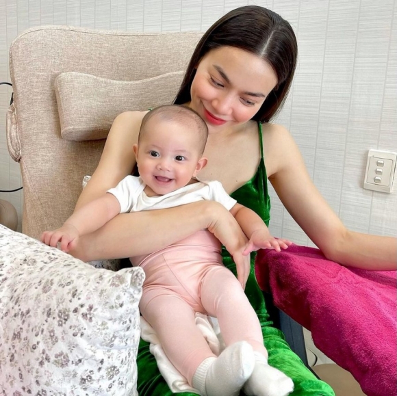 Tan chảy với hình ảnh con gái Lisa của Hà Hồ trong bộ ảnh kỷ niệm tròn 6 tháng tuổi